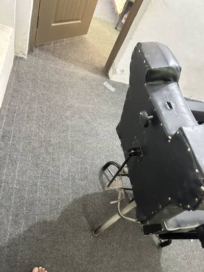 Beauty Parlour Chair for Sale – Good Condition