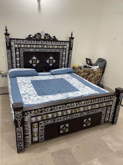 King Size Bed. Dressing Table. Wardrobe Almirah