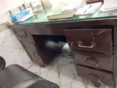 2 Tables hain ek renew hai or ek bilkul new hai 2no used hain