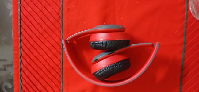 HEAD PHONES WITH EXTRA CHARGING CABLE AND FREE DELIVERY