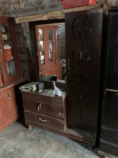 safe almari sheesha draz showcase