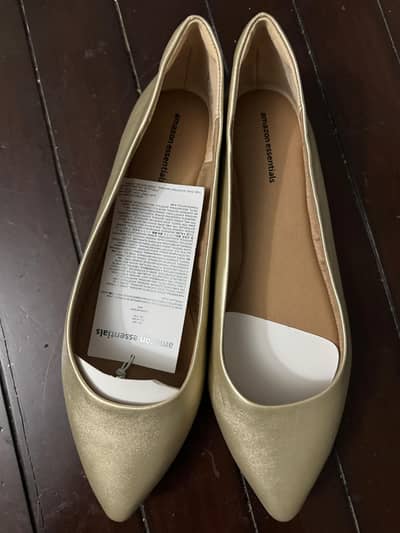 golden pumps/ gold shoes