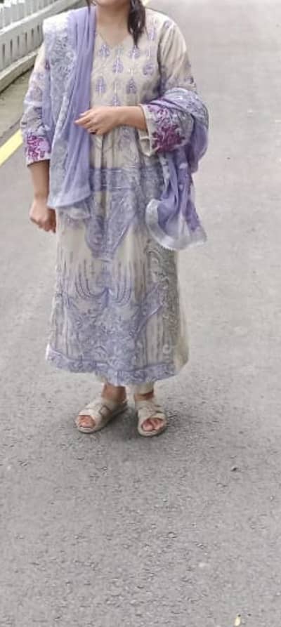 2nd hand 3 piece suits hai achi condition mai