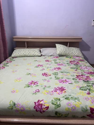 bed and 3 door almari