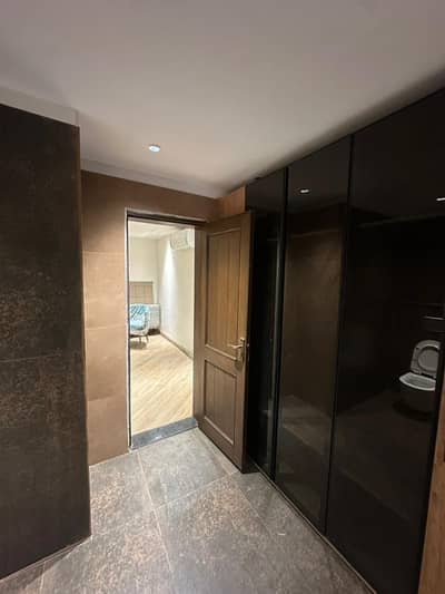 Gulberg , Avari Express, Fully Furnished Flat up for Rent