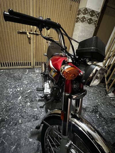 Look like new bike (2025 k 6 month mn nikla ) isl nmbr first owner