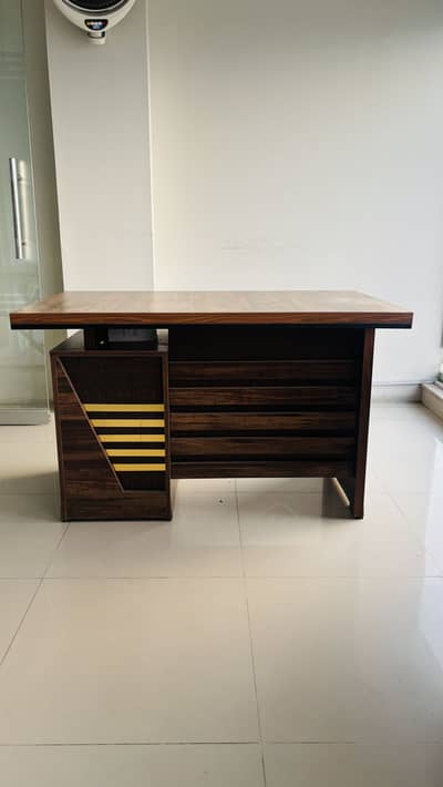 Office Table and chairs Available in good condition