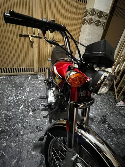 look like new 2025 k 6 month ka bike ha  first owner  Islamabad nmbr