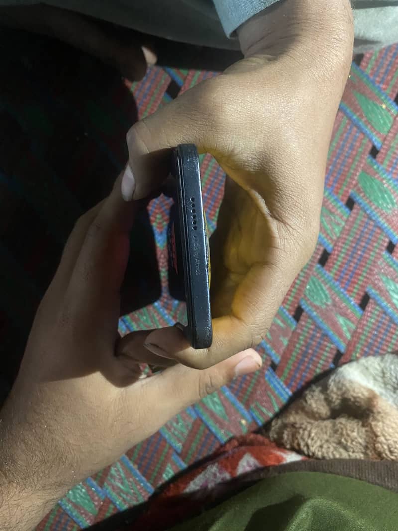 کیمرہےکا شیشاء ٹوٹا ہوا ہے 3