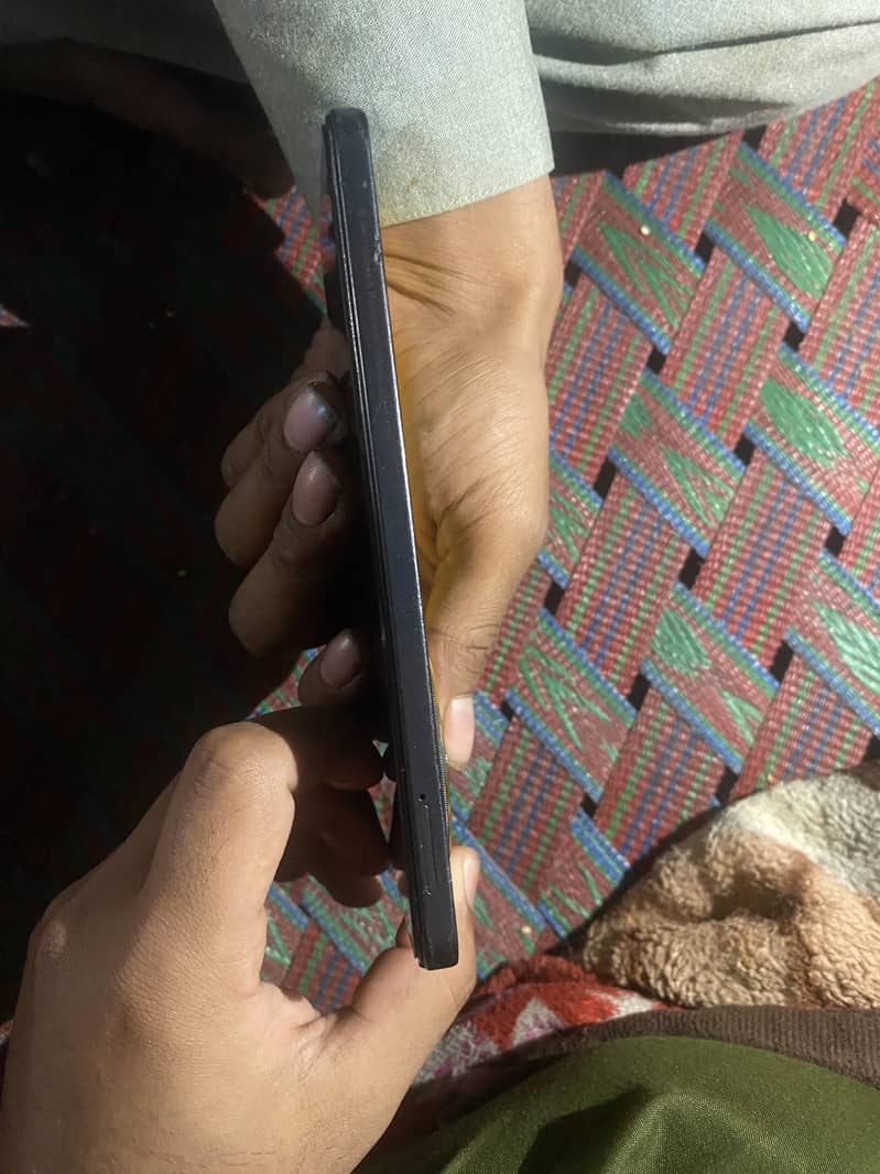 کیمرہےکا شیشاء ٹوٹا ہوا ہے 4