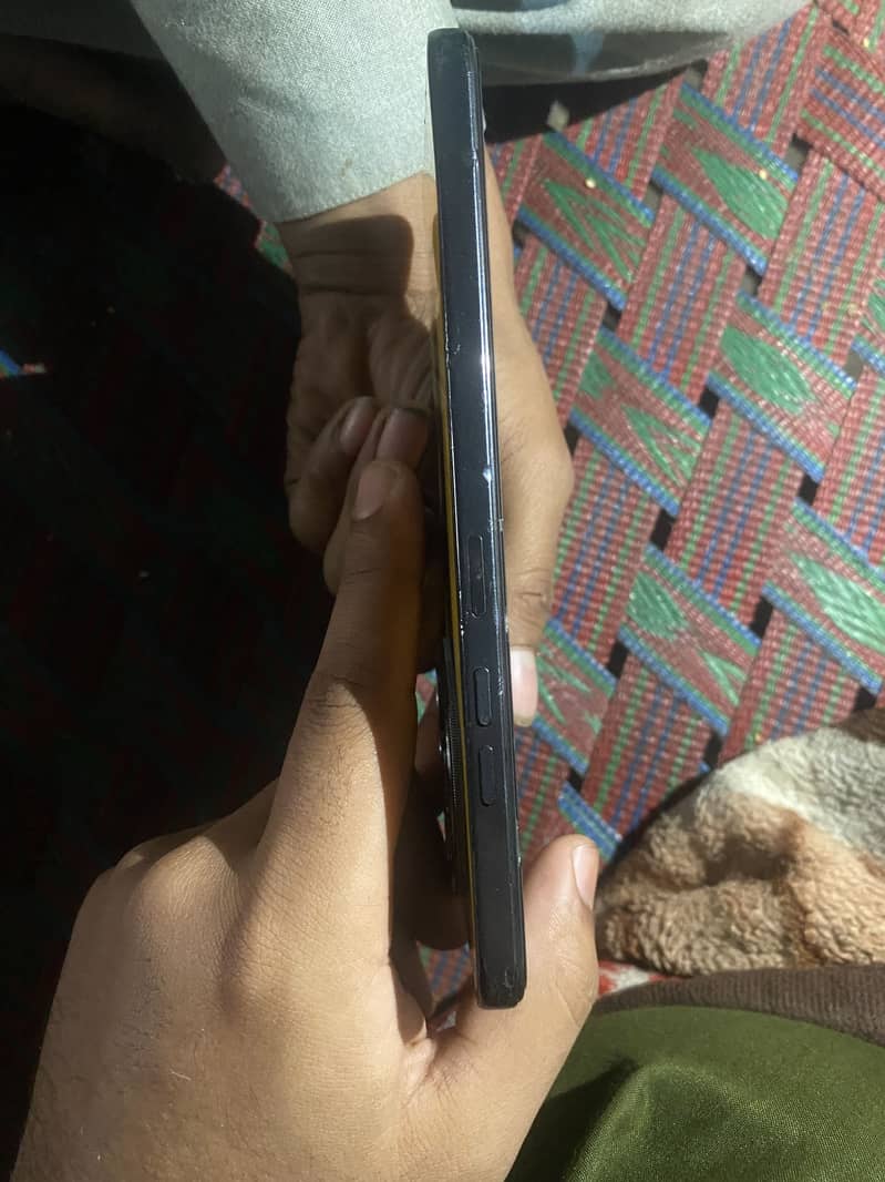 کیمرہےکا شیشاء ٹوٹا ہوا ہے 5