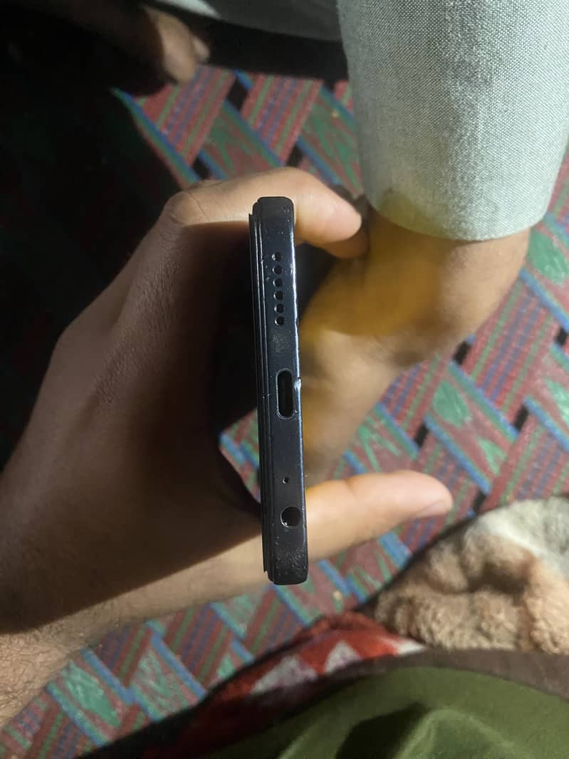 کیمرہےکا شیشاء ٹوٹا ہوا ہے 6