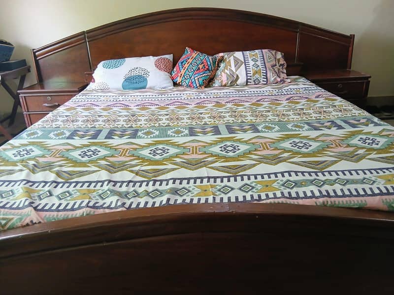 Master Bed with side tables 0