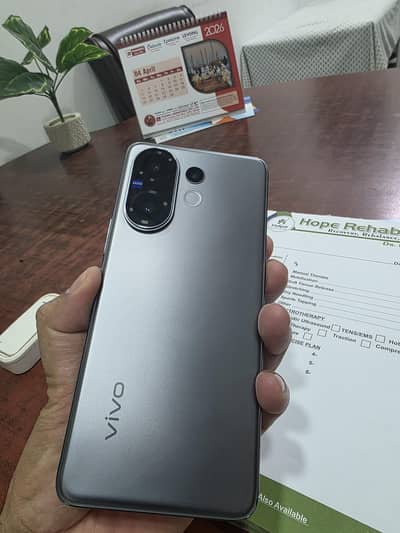 vivo V60 only 4 months used   brand new no fault,  waterpack