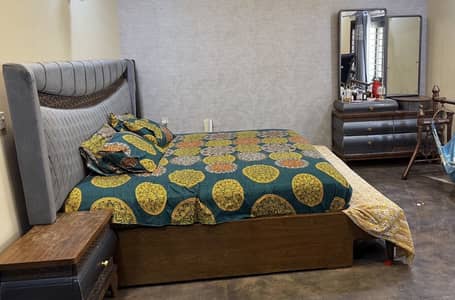 bed set with 2 side table and dressing table