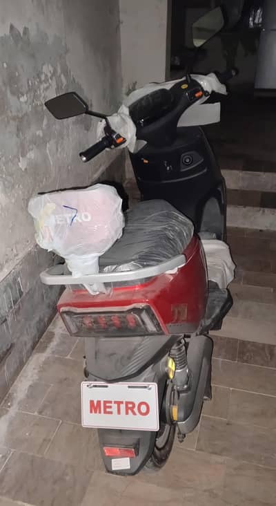 Metro T9 EV Scooty