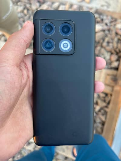 1 chota sa dot ha or koi issue nhi 12/256 condition 10/9