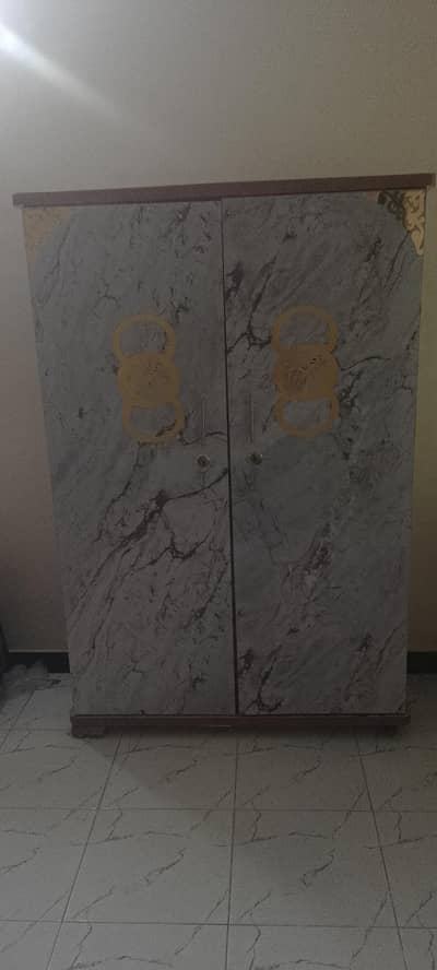 bilkul kam use hoi hai. sirf back side par thora sa hol hai. .