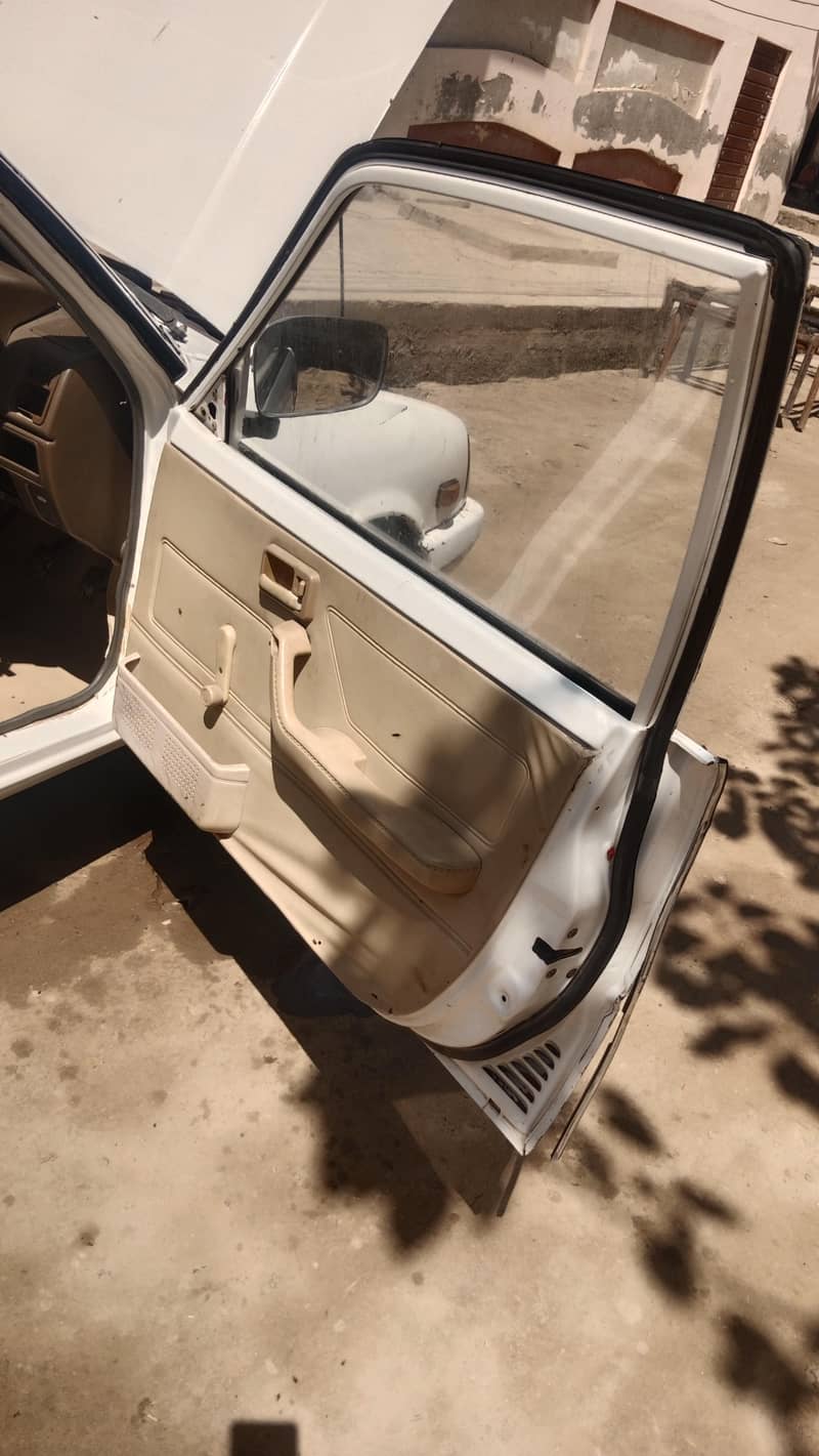 گاڑی مکمل طور پر صاف اور اچھی حالت میں ہے ۔کسی قسم کی کوئی خرابی نہیں 6