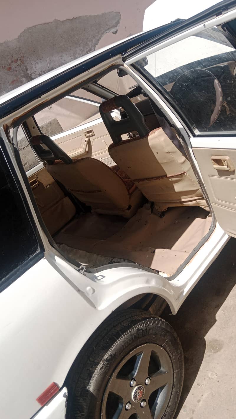 گاڑی مکمل طور پر صاف اور اچھی حالت میں ہے ۔کسی قسم کی کوئی خرابی نہیں 7