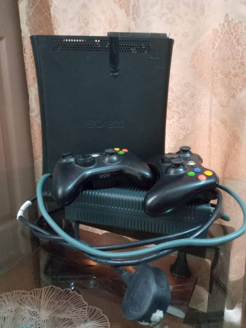 Xbox 360 fat with 2 controller 0
