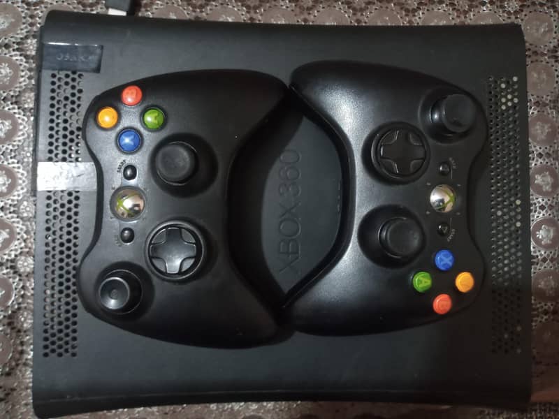 Xbox 360 fat with 2 controller 1