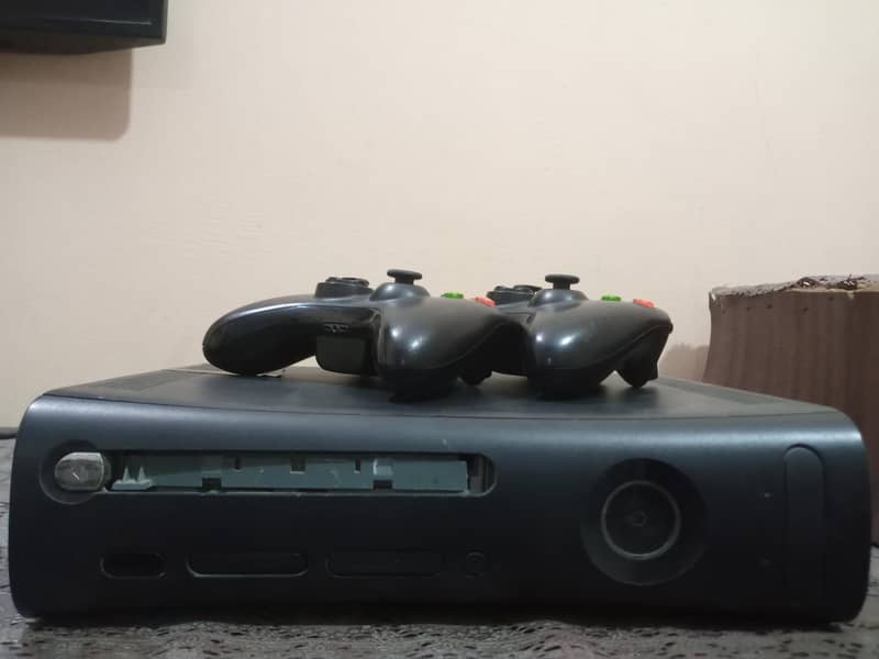 Xbox 360 fat with 2 controller 2