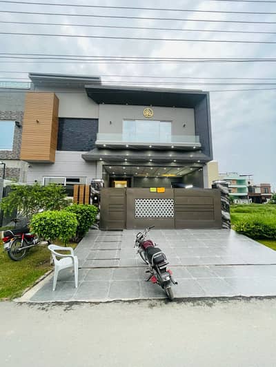 10 MARLA BRAND NEW HOUSE IS AVAILABLE FOR SALE