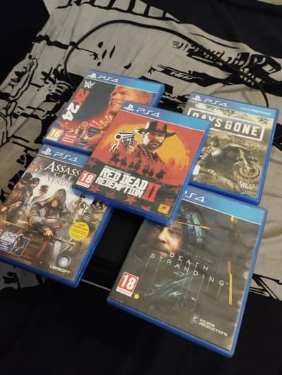 Playstation 4 1TB with 2 controllers and 25 games