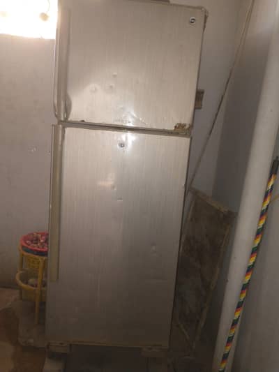 pel ka refrigerator condition 10/7 and top door side se tota wa he