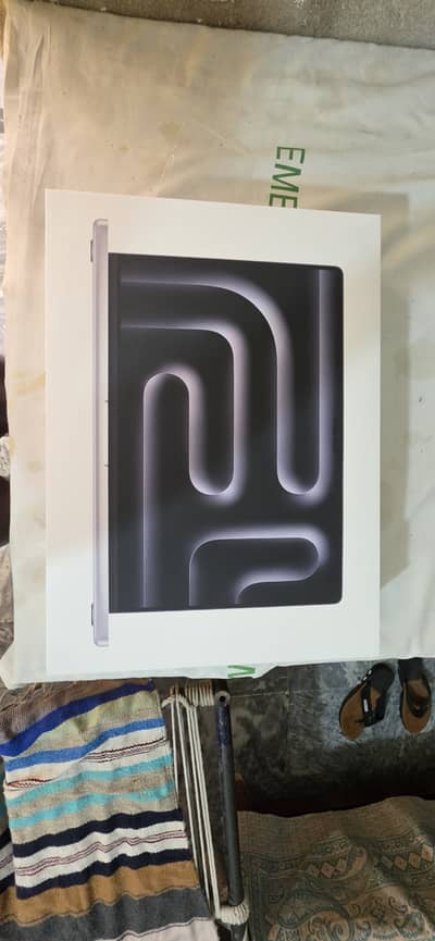 Macbook Pro M5 chip 16.2 inch silver color