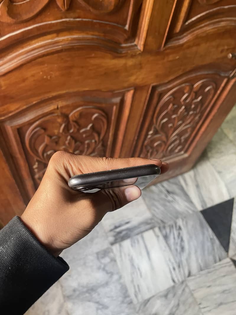 Iphone 11 mint condition 1