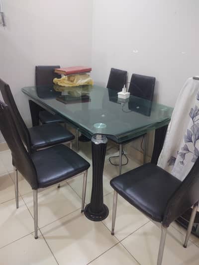 Dinning table new condition