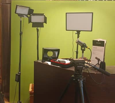 Pro microfone, 3 point LED lights (1+2), Tripods (3),  Prompter -unbxd