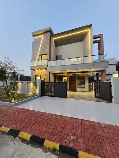 10Marla Brand New House With Solar With Lawn Area