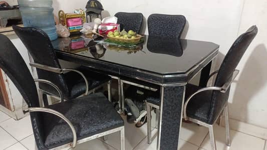 dinning table for sale.    6 seats
