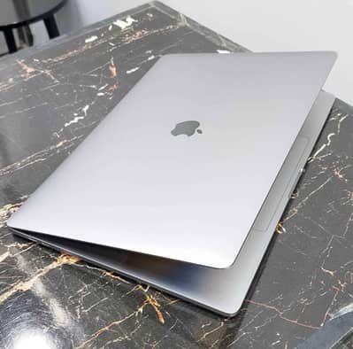 Apple MacBook pro 2019 i7 15.4 inches [32/512/4gb Graphics]