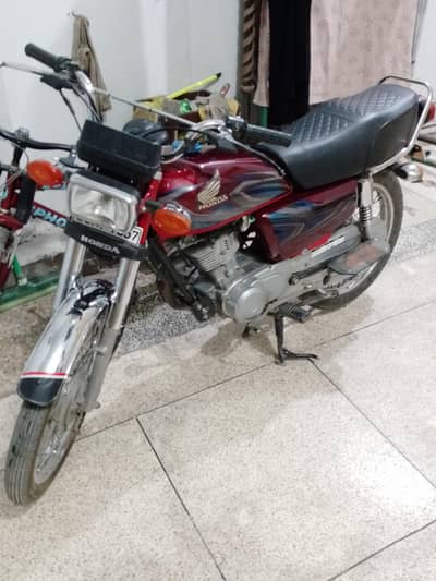 Honda 125,,modal  22,,, registration date 10 8 22 location Lahore