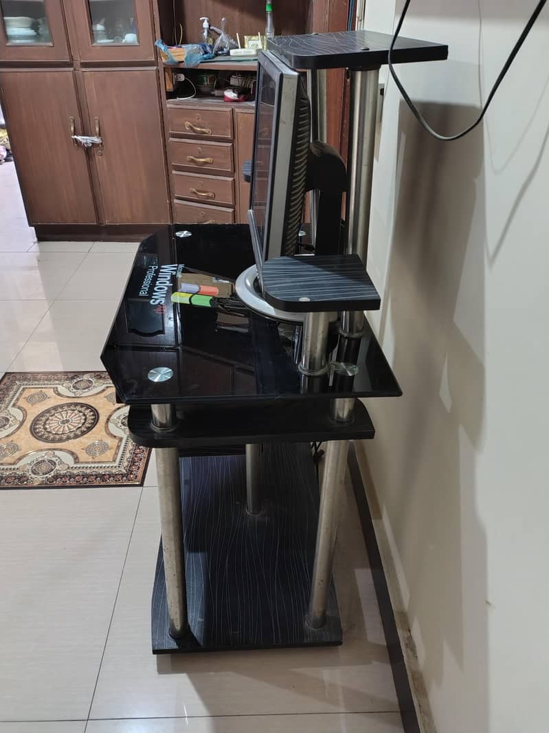 Modern Computer Table – Stylish & Compact (8/10 Condition) 0