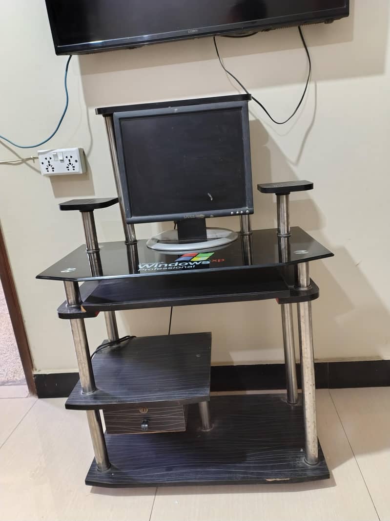 Modern Computer Table – Stylish & Compact (8/10 Condition) 1