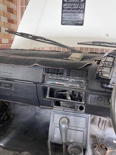 bahut acchi gadi hai petrol average 16 17 kilometer