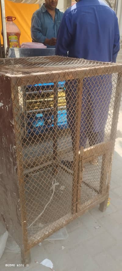 birds k lia lohay ka box hy both wazni hy.