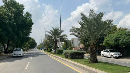 Main Boulevard & Builder Location 10 Marla For Sale In Talha Block Bahria Town Lahore.