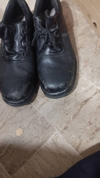 Safety Shoes Available 9 Num