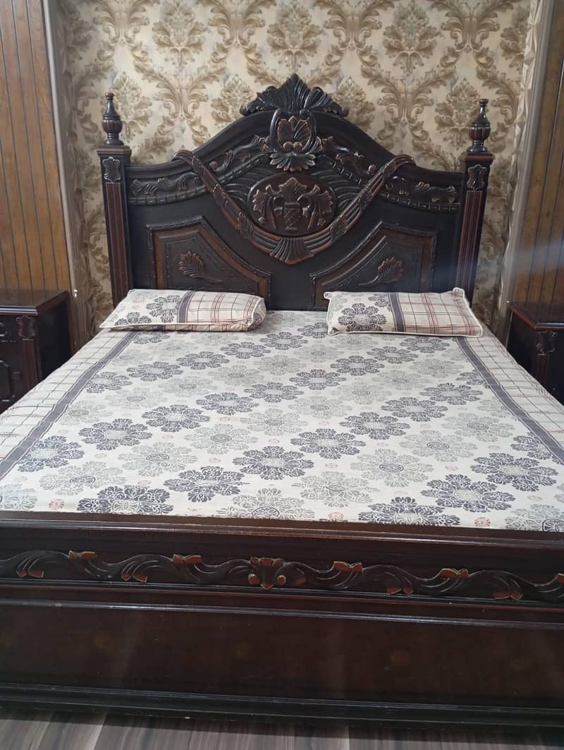 Bed with dressing table 0