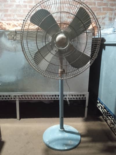 Pedestal fan for sale condition 10 by 10 copper wiring motor