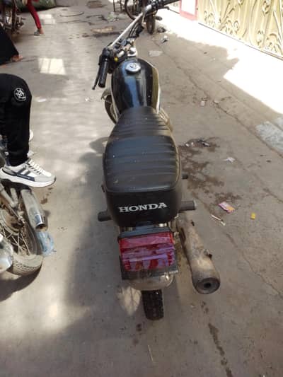 bike name h koi chlan nhi h copy file har chez hai