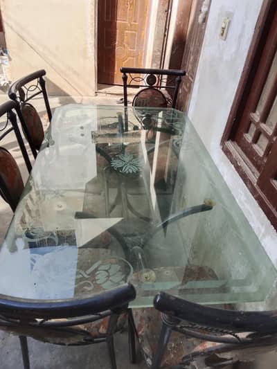 dinner table  6 Chairs  ha 2 chairs Tuti Hui hai condition 10/10 ha