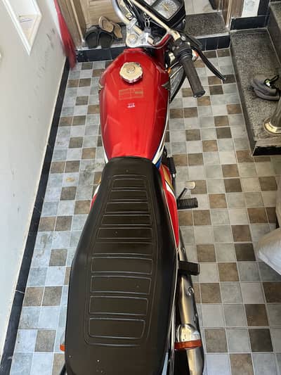 Honda 125 red colour