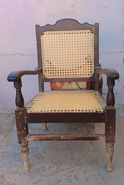 گھریلو استعمال والی چار عدد کرسیاں ۔